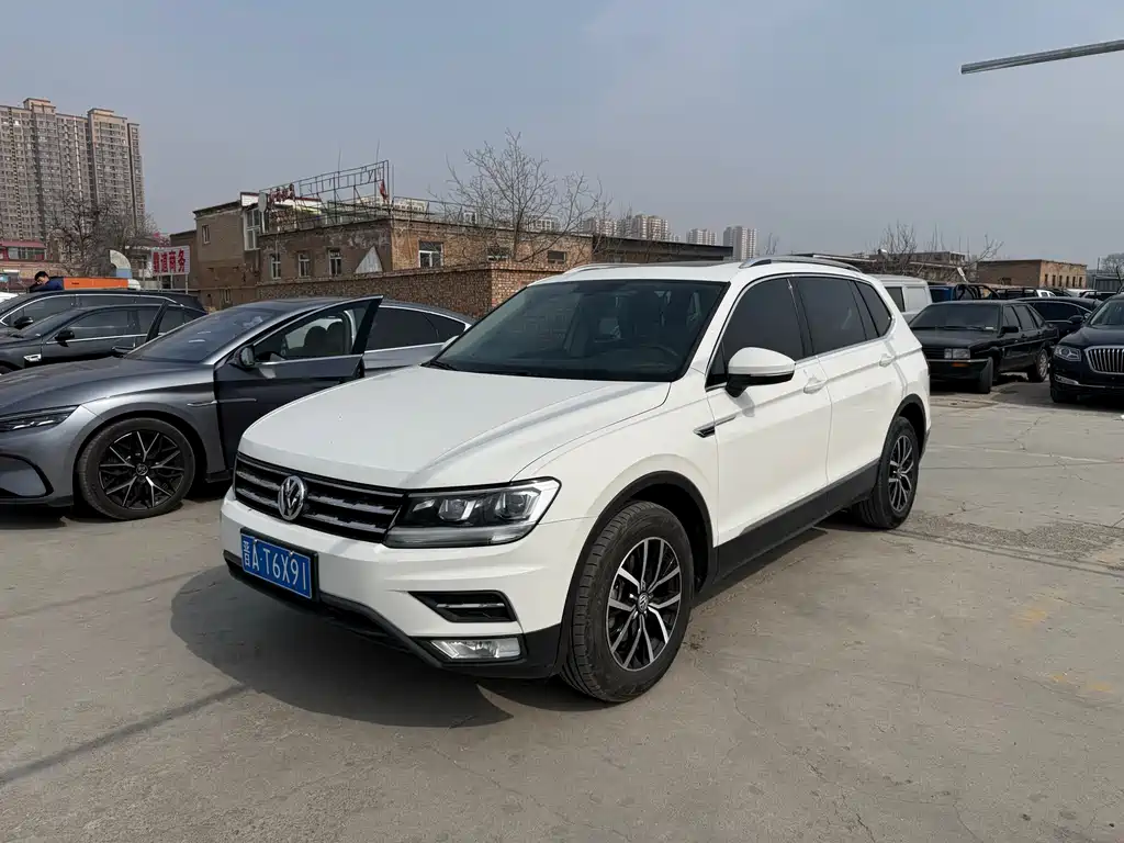 Volkswagen Tiguan L 2018 — фото 1