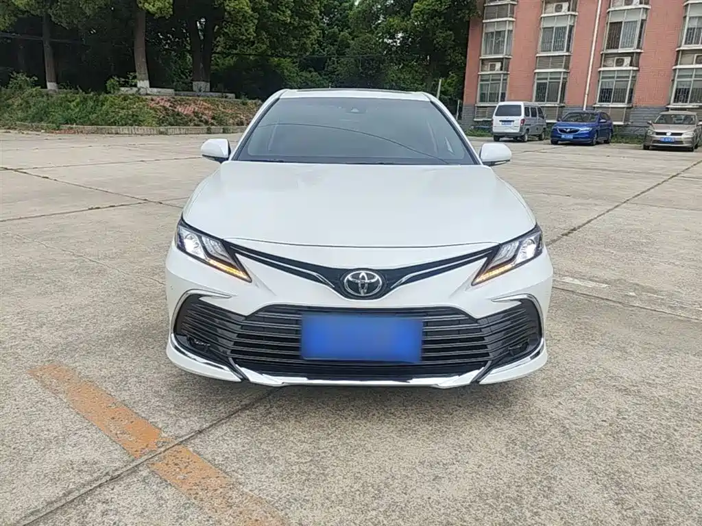 Toyota Camry 2023 — фото 3