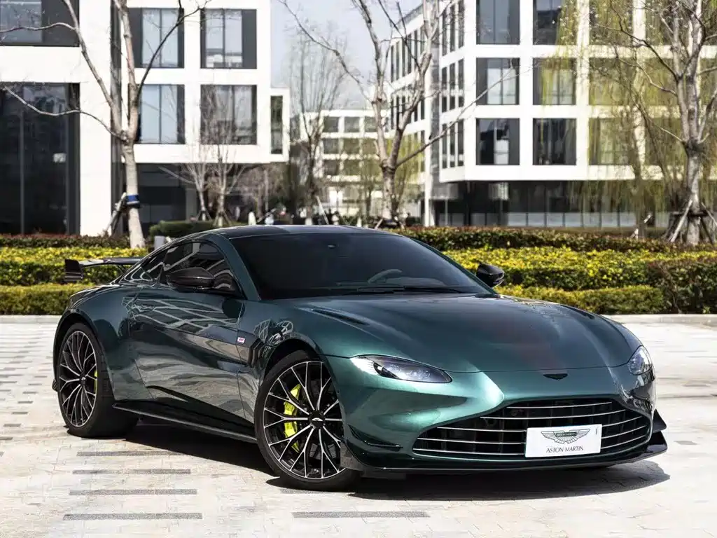 Aston Martin V8 Vantage 2024 — фото 2