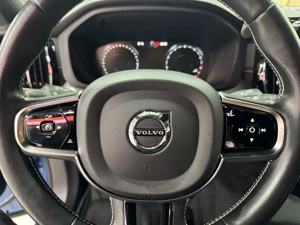 Volvo XC60 2021 — фото 13