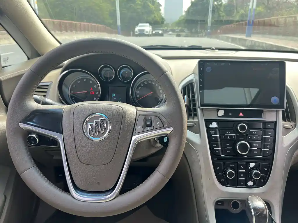 Buick Excelle 2015 — фото 8