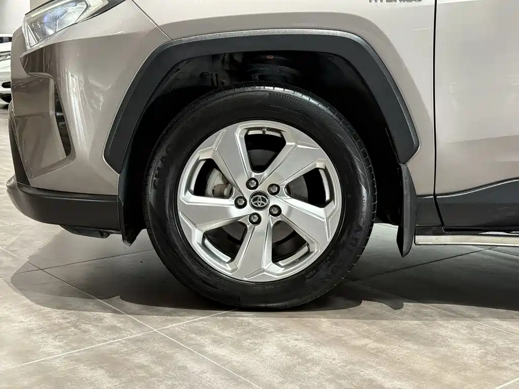 Toyota RAV4 2021 — фото 28