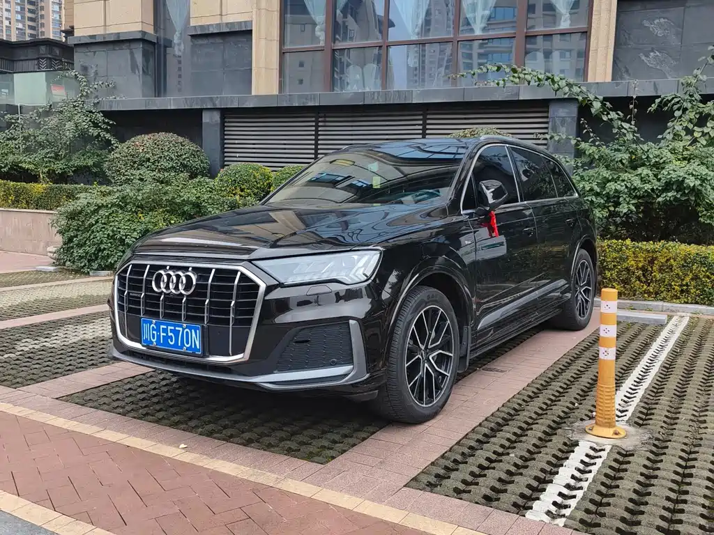 Audi Q7 2020 — фото 1