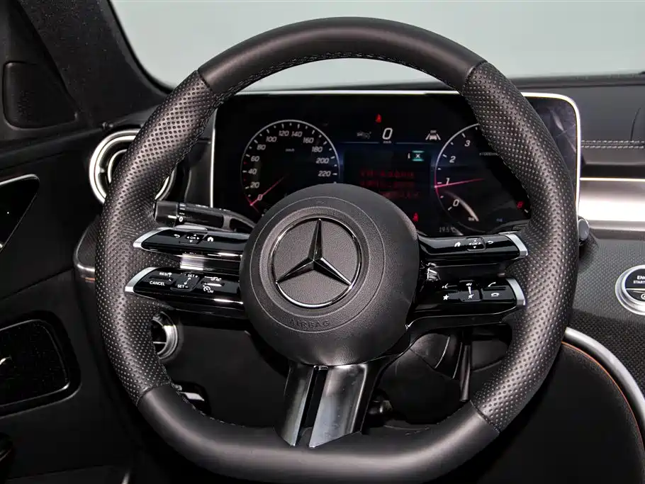 Mercedes-Benz C-Class 2025 — фото 15