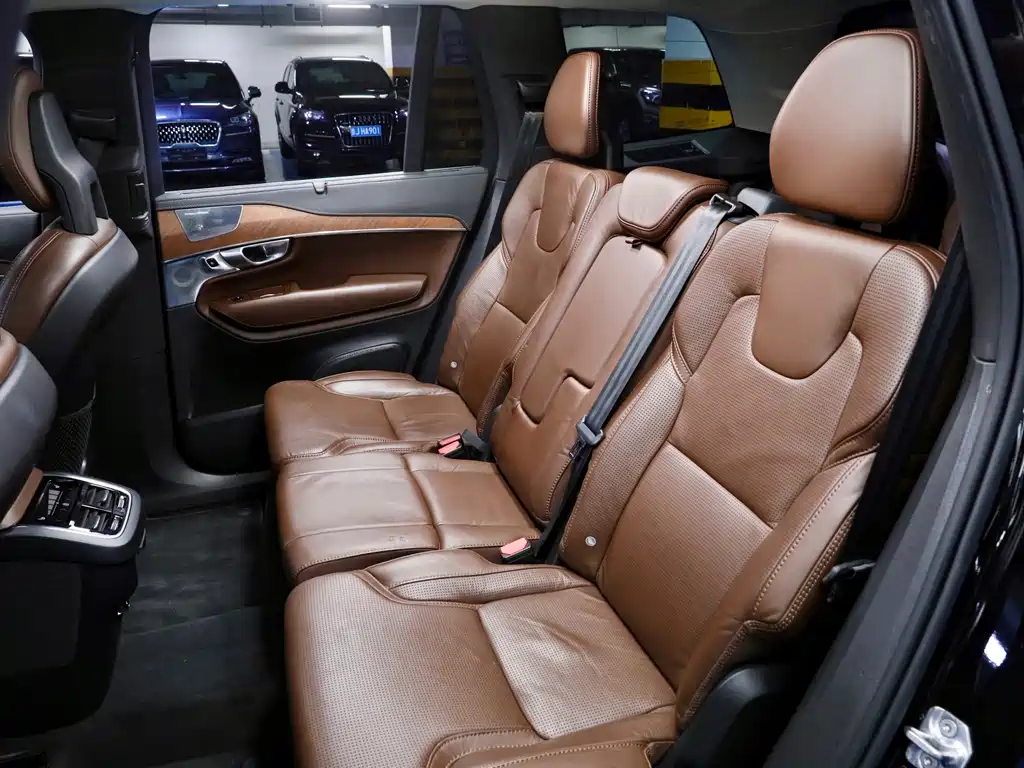Volvo XC90 2018 — фото 12