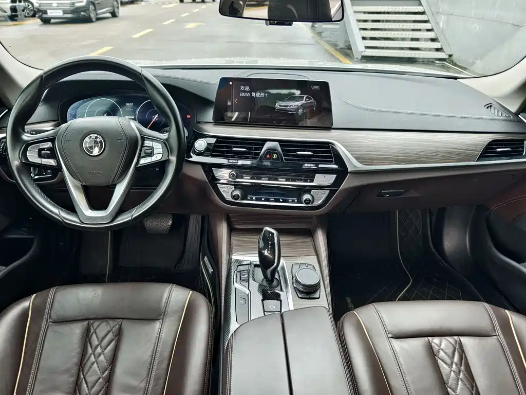 BMW 5 Series New Energy 2019 — фото 9