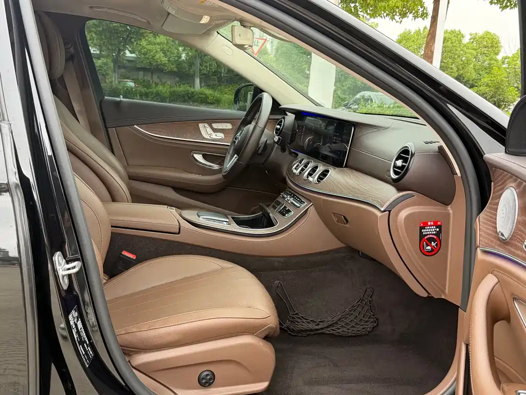 Mercedes-Benz E-Class 2019 — фото 20