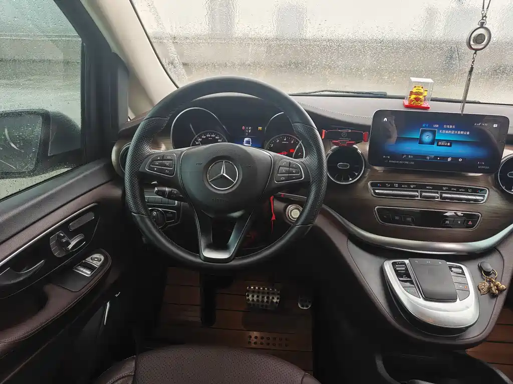 Mercedes-Benz V-Class 2023 — фото 18
