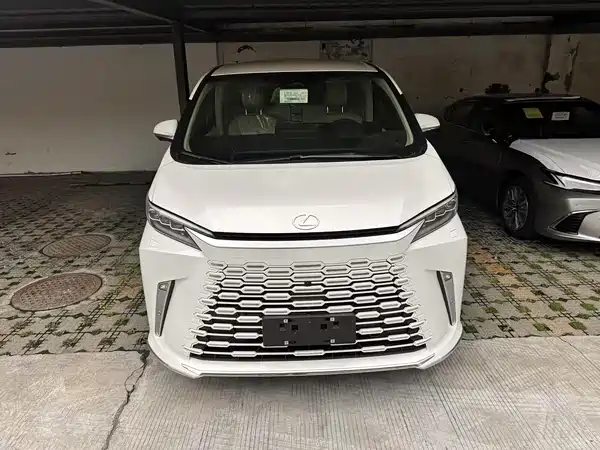 Lexus LM 2025