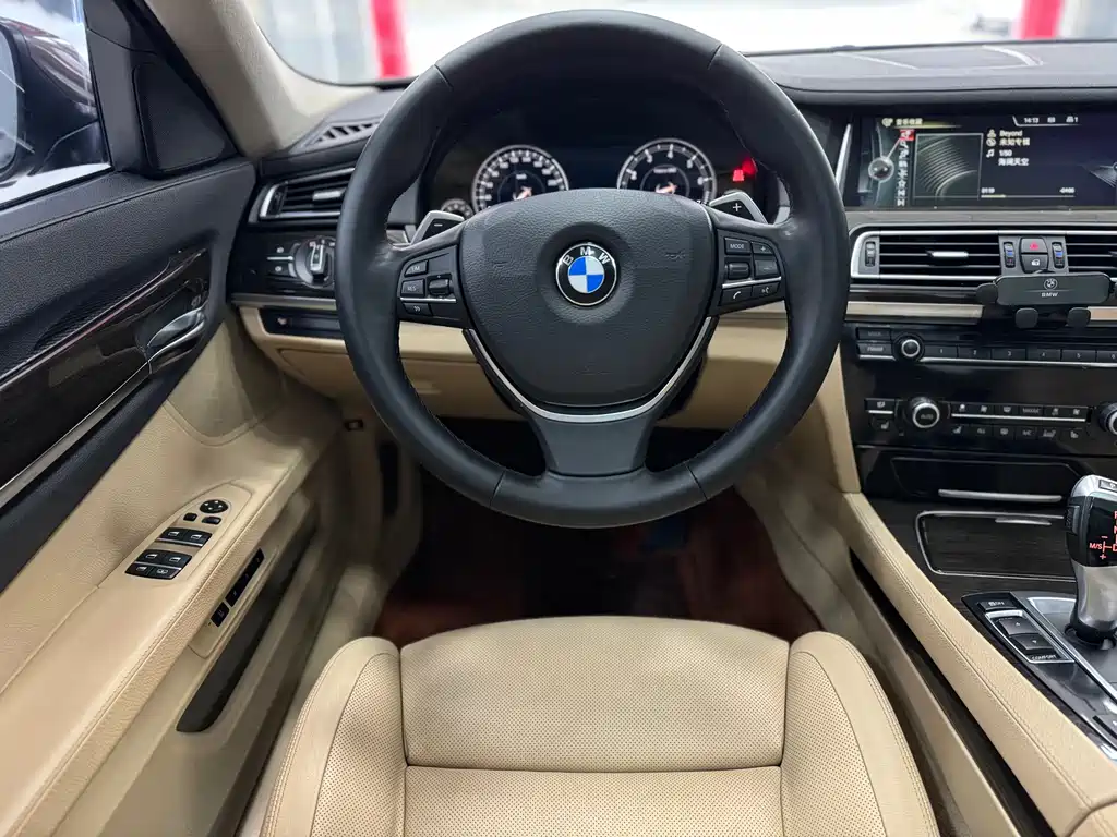 BMW 7 Series 2013 — фото 9