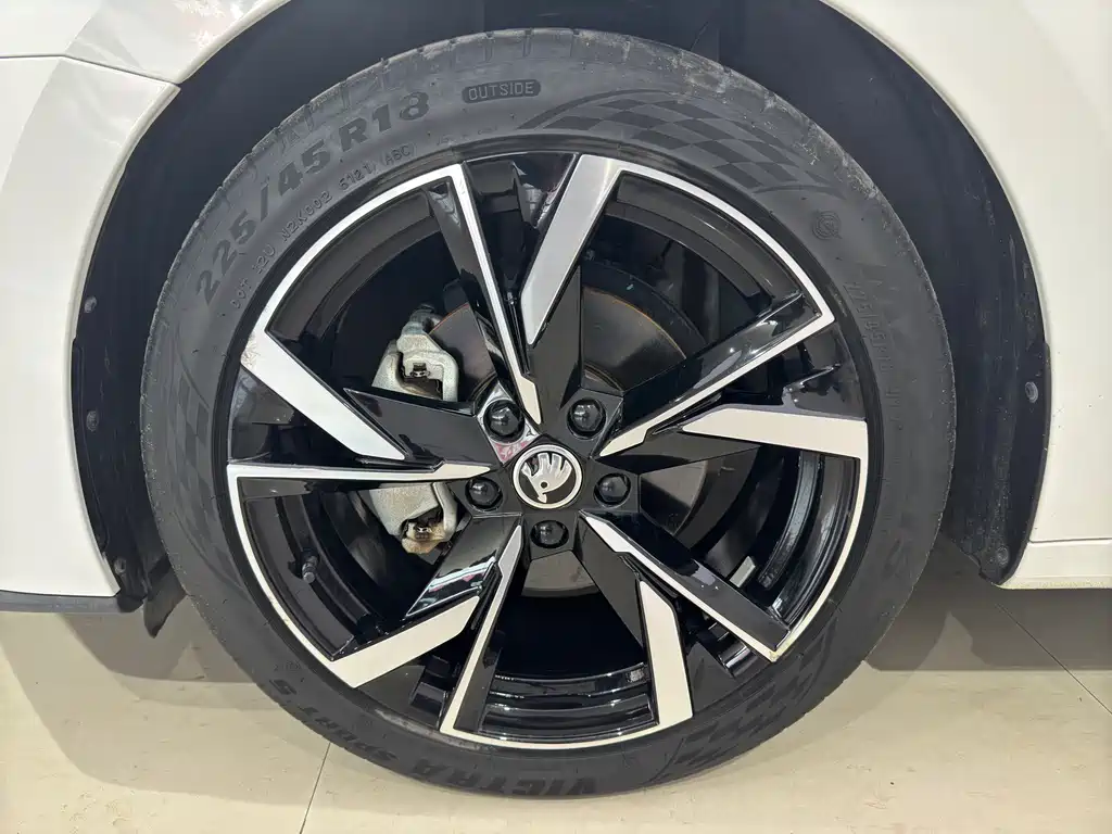 Skoda Octavia 2022 — фото 16