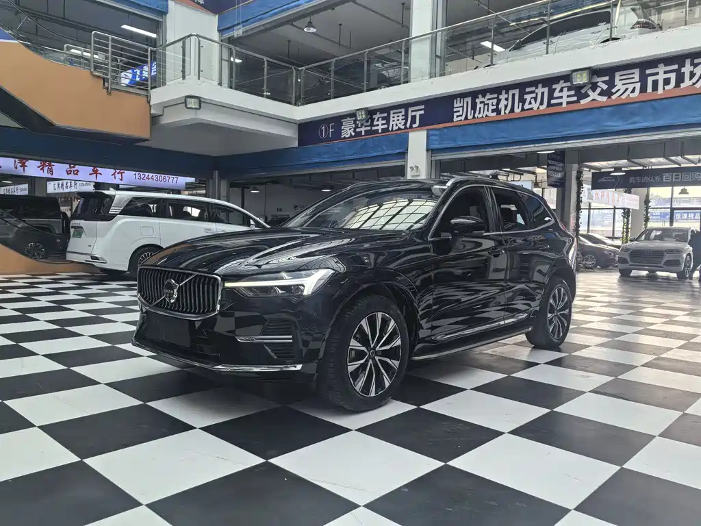 Volvo XC60 2022 — фото 1