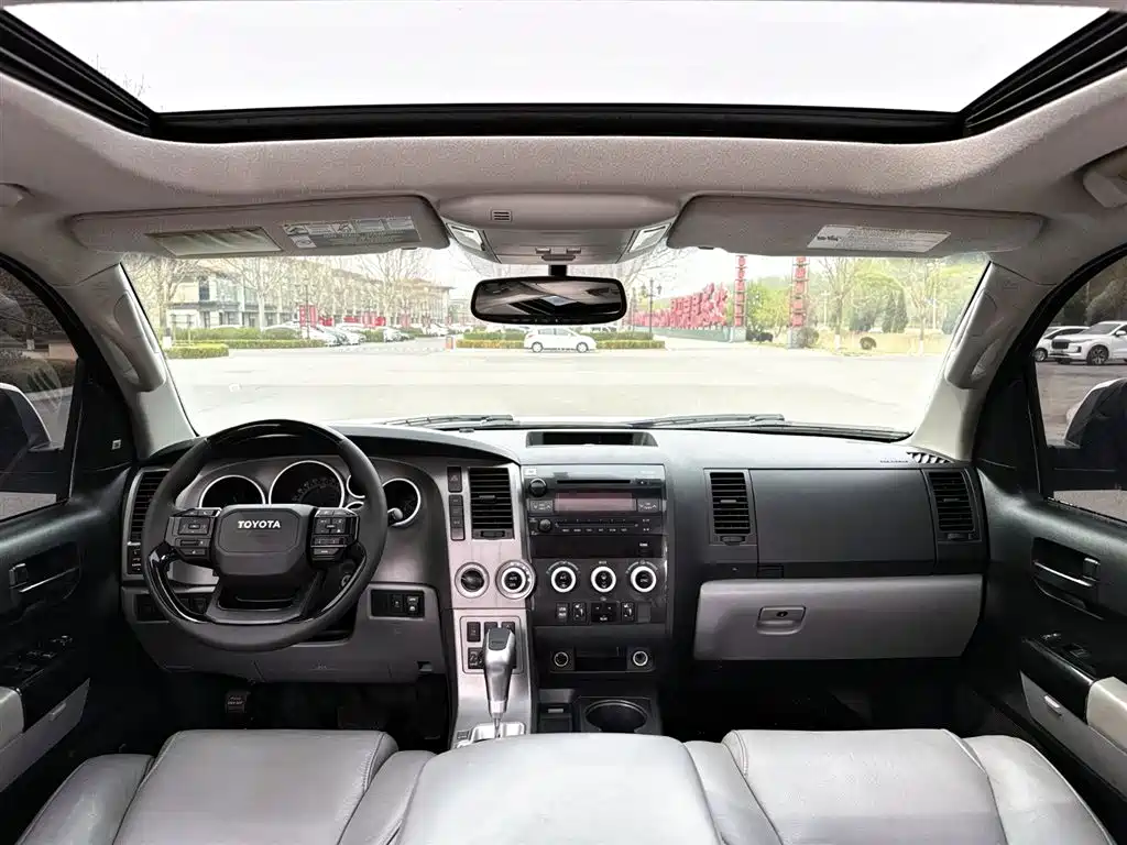 Toyota Sequoia 2015 — фото 10