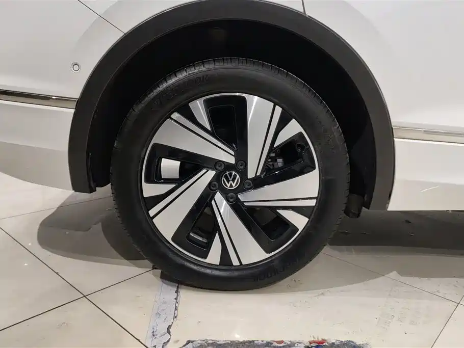 Volkswagen Tiguan L 2023 — фото 6