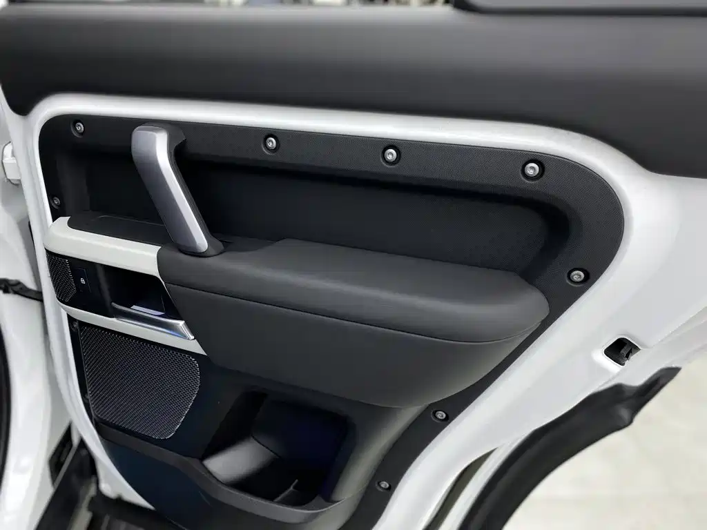 Land Rover Defender 2024 — фото 21