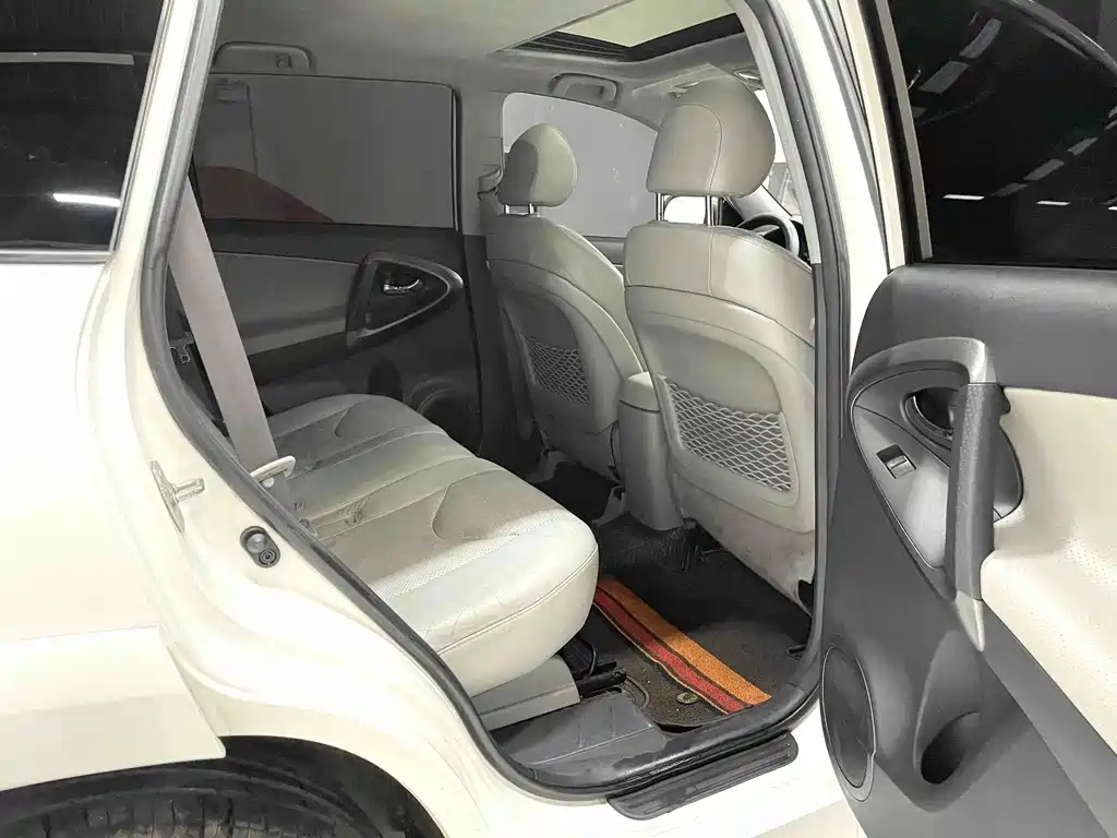 Toyota RAV4 2011 — фото 13