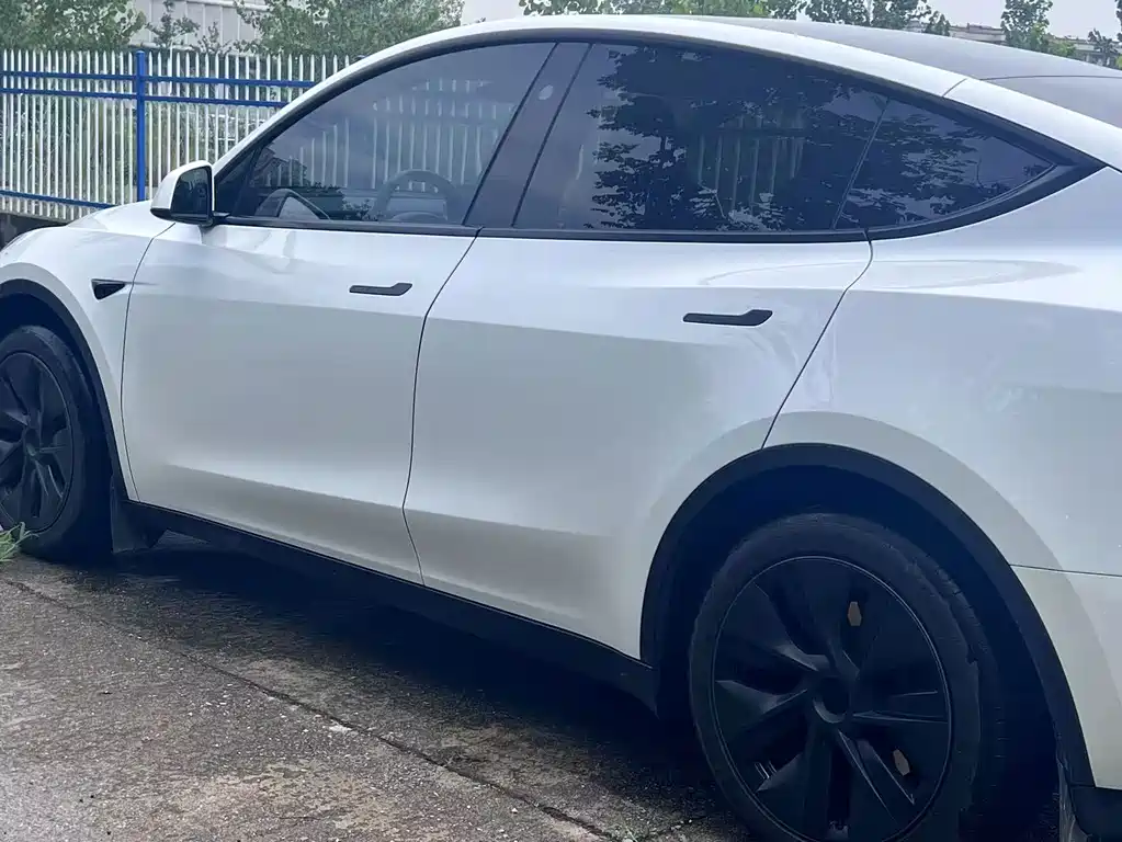 Tesla Model Y 2025 — фото 13