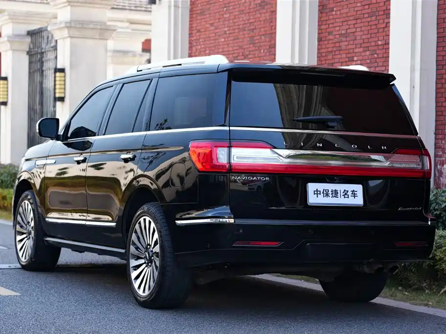 Lincoln Navigator 2018 — фото 16