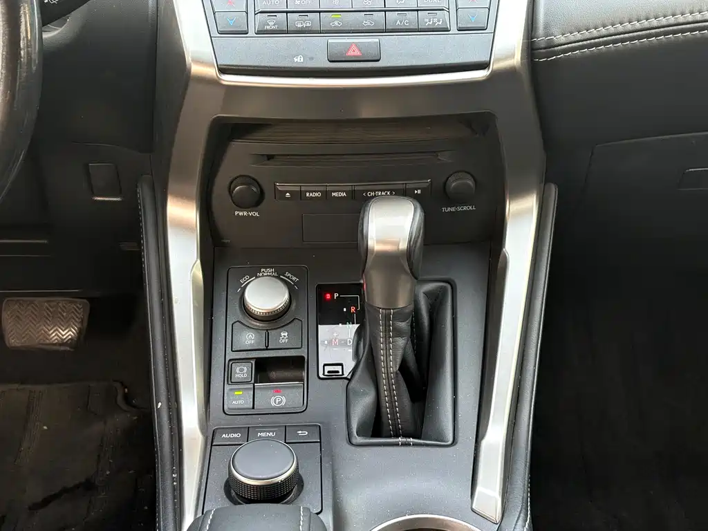 Lexus NX 2017 — фото 14