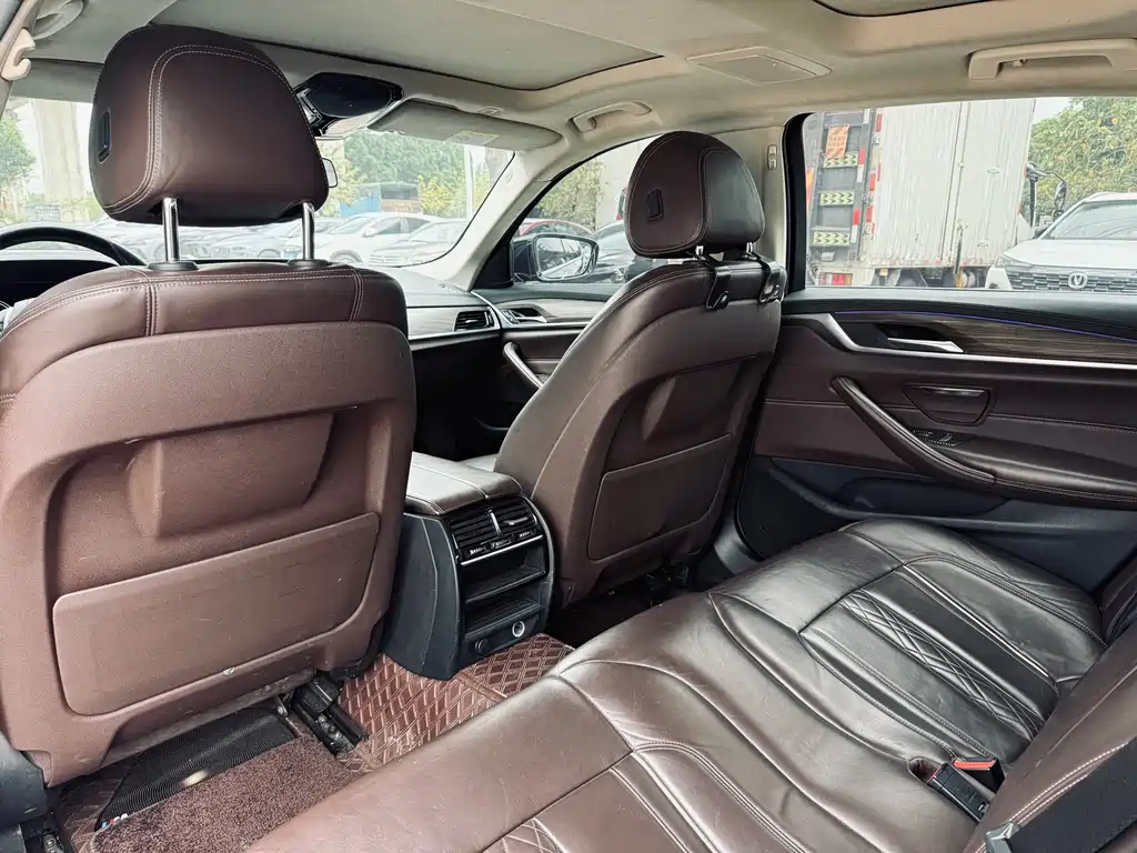 BMW 5 Series 2018 — фото 21