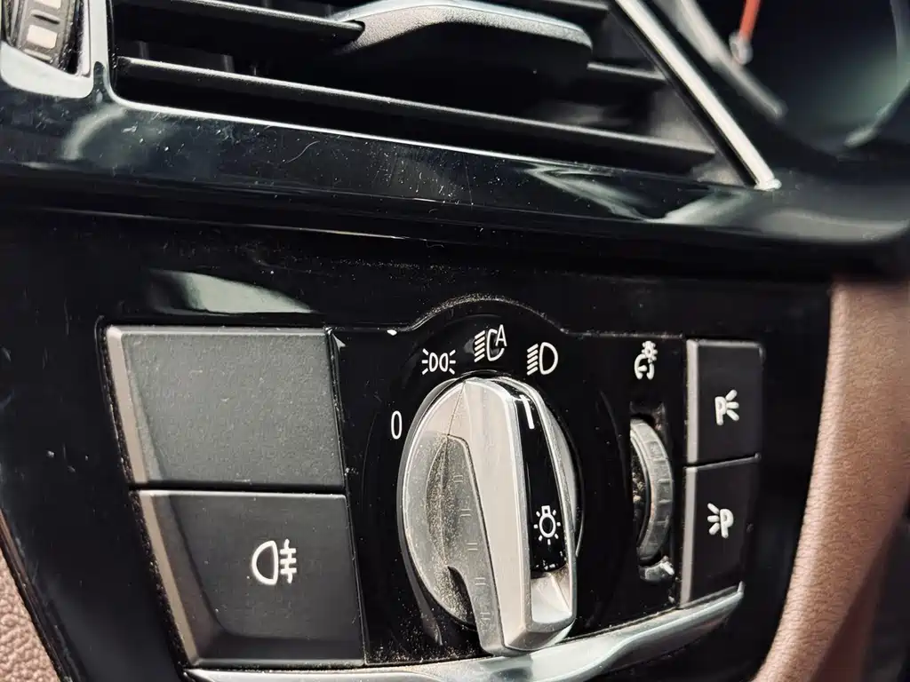 BMW 5 Series 2018 — фото 19