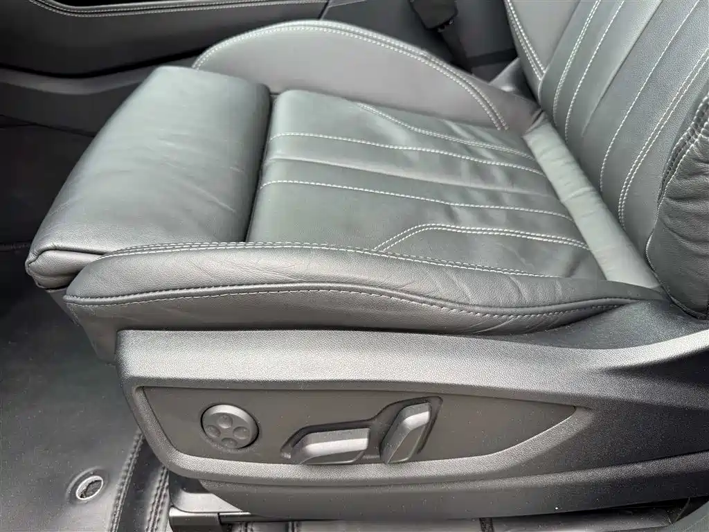 Audi Q5L 2023 — фото 33