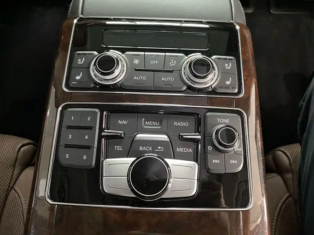 Audi A8 2015 — фото 17