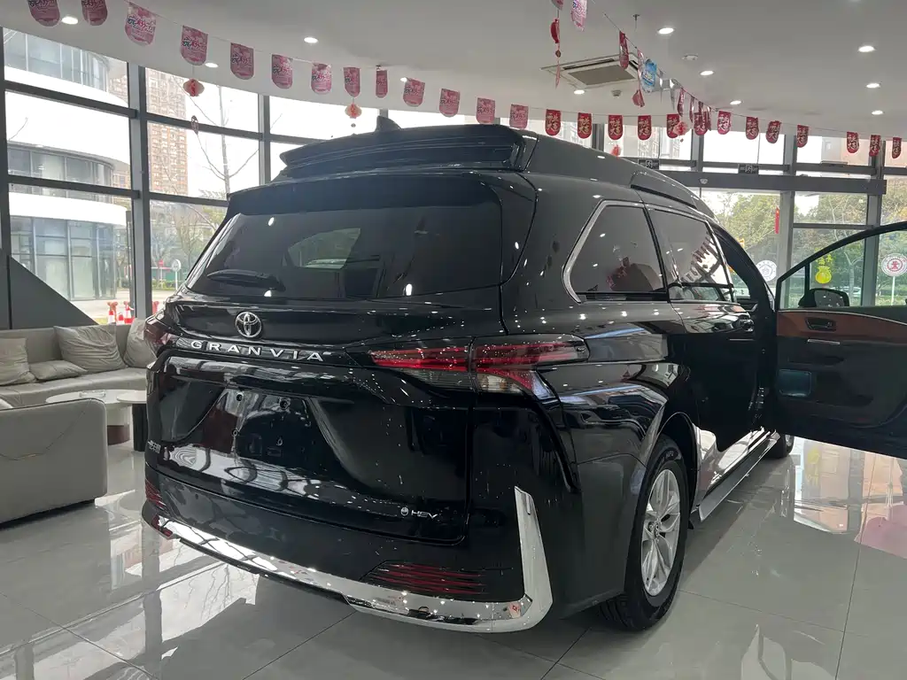 Toyota Granvia — фото 22