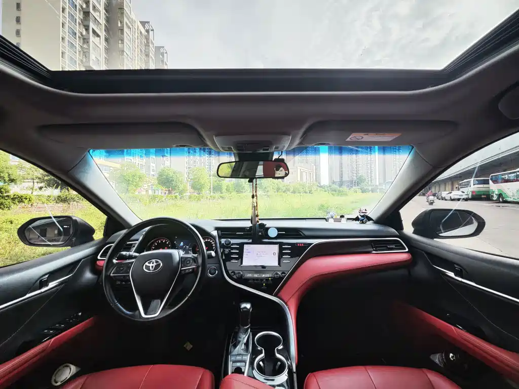 Toyota Camry 2018 — фото 9