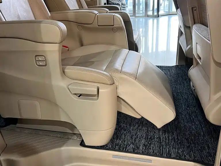 Toyota Alphard 2016 — фото 17