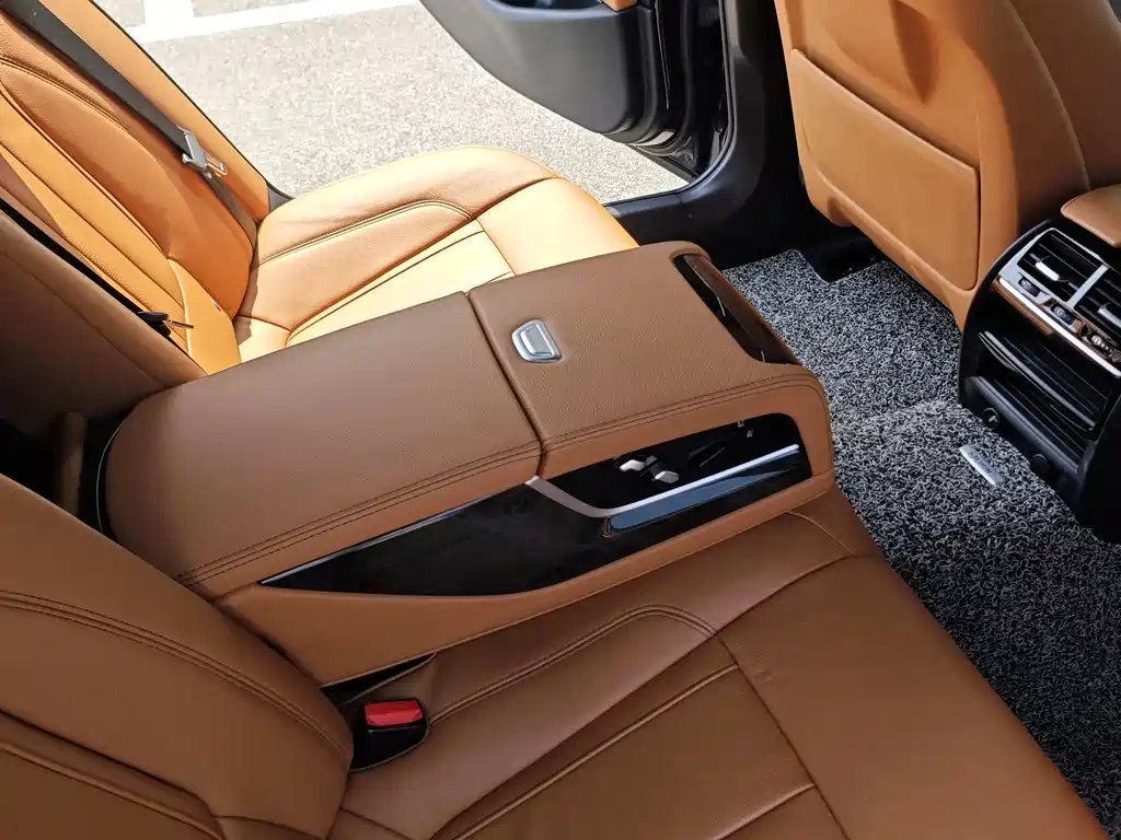 BMW 5 Series 2017 — фото 13