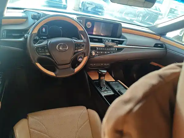 Lexus ES 2020
