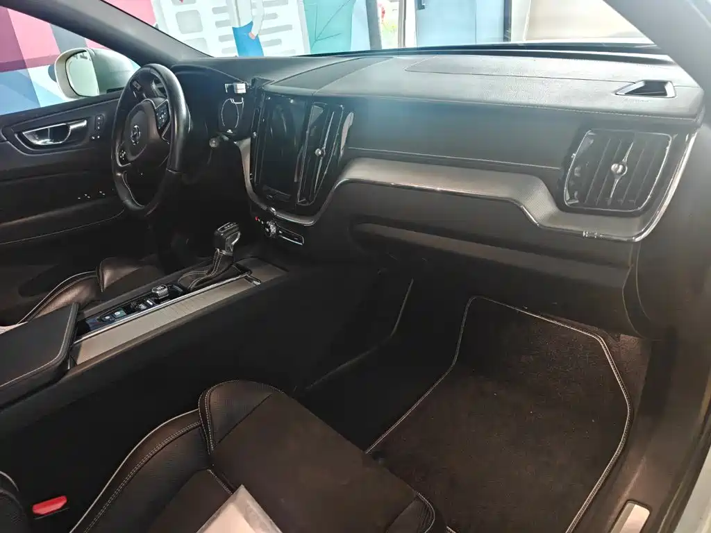 Volvo XC60 2018 — фото 11
