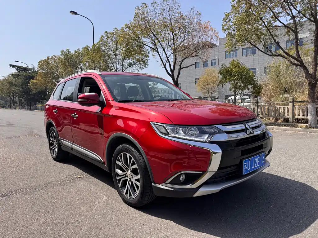 Mitsubishi Outlander 2017 — фото 3