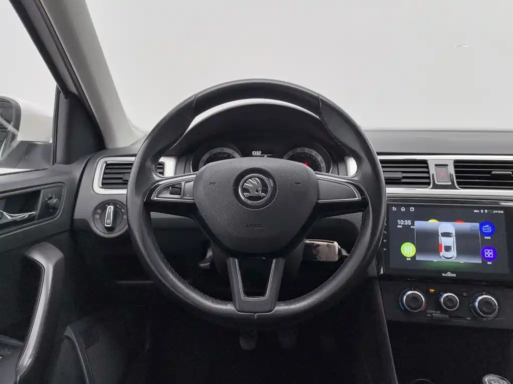 Skoda Rapid Spaceback 2018 — фото 11