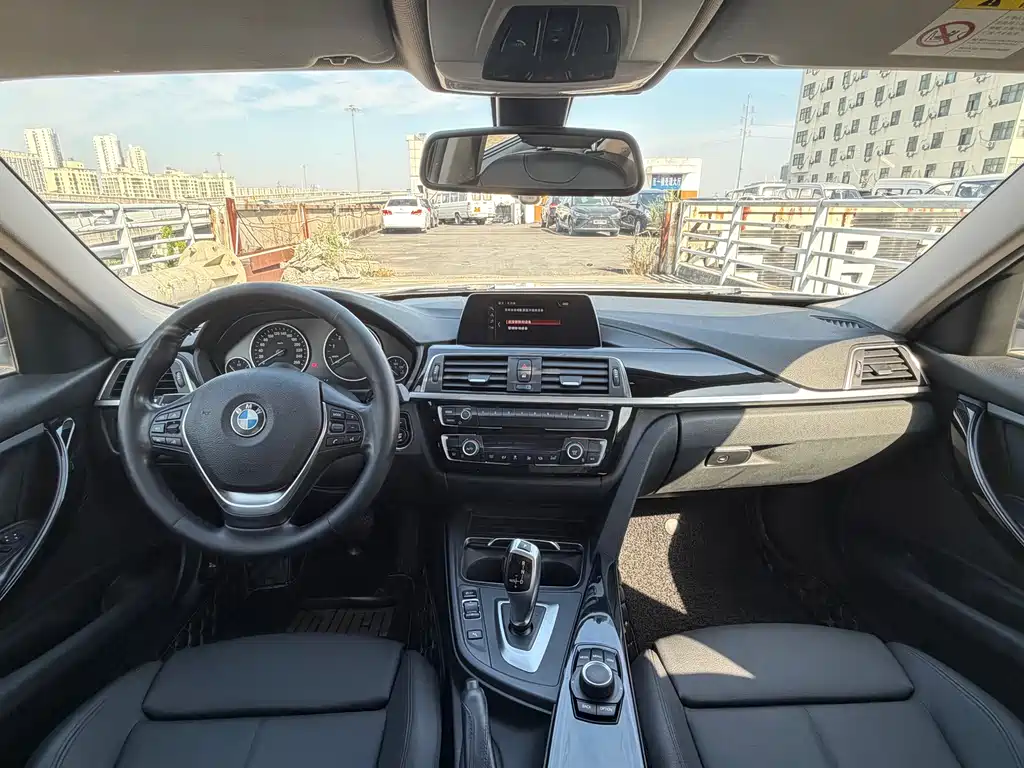 BMW 3 Series 2018 — фото 12