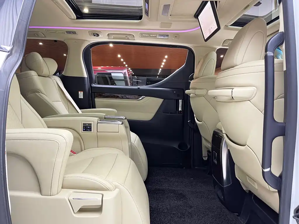 Toyota Alphard 2020 — фото 8