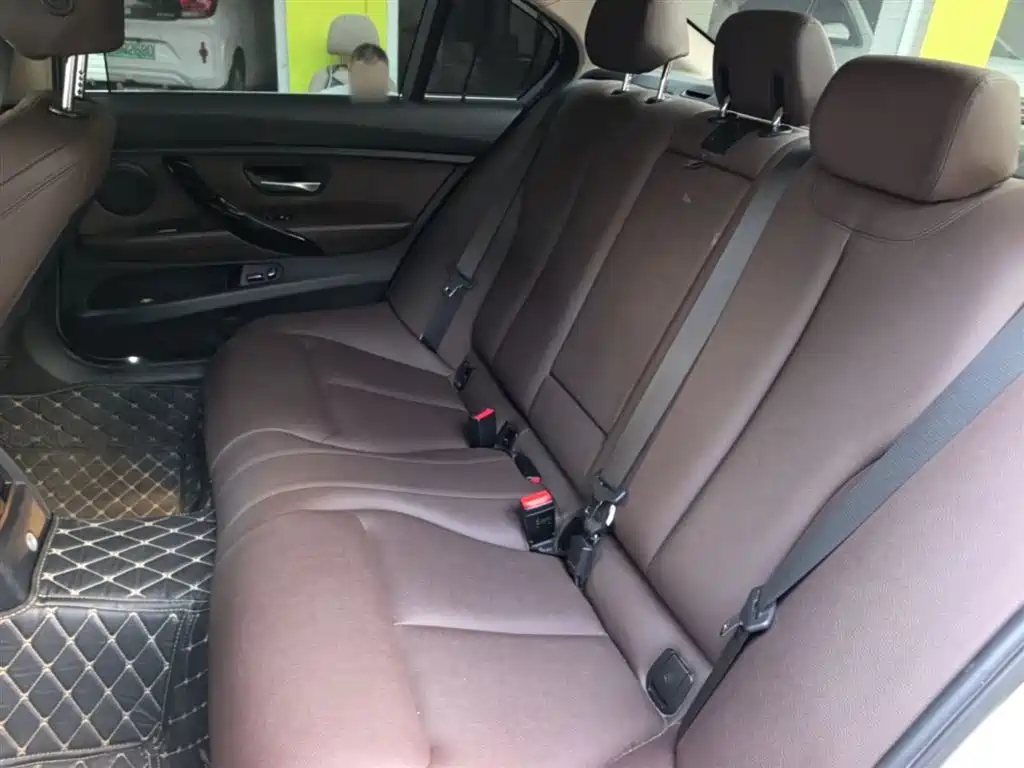BMW 3 Series 2018 — фото 17