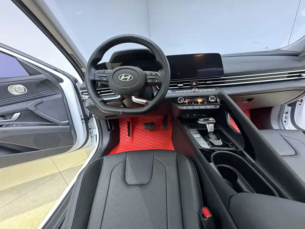 Hyundai Elantra 2023 — фото 13