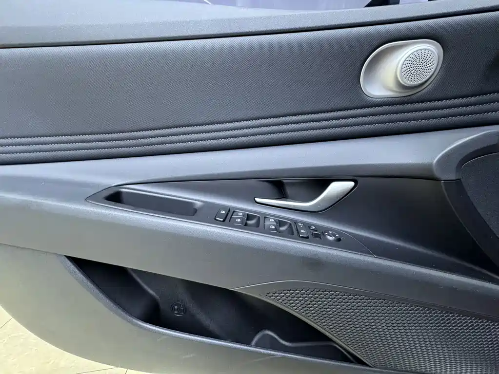 Hyundai Elantra 2023 — фото 17