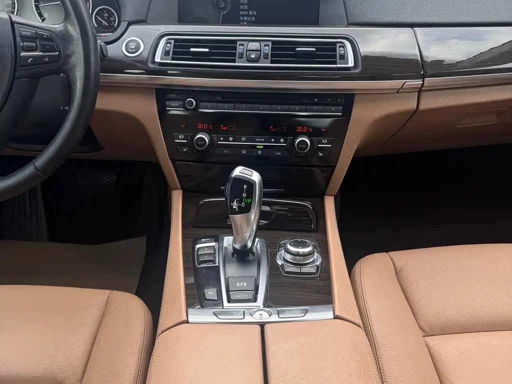BMW 7 Series 2011 — фото 10
