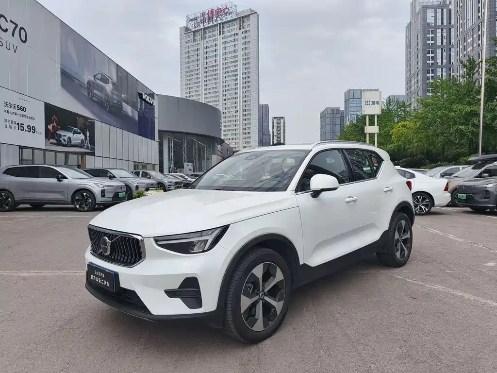 Volvo XC40 2025