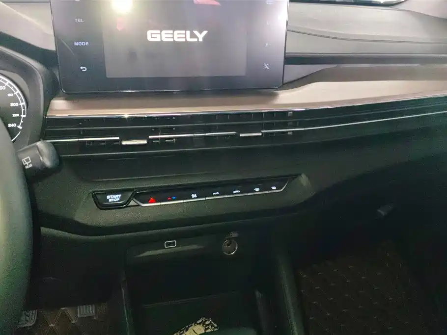 Geely Vision X3 2021 — фото 13