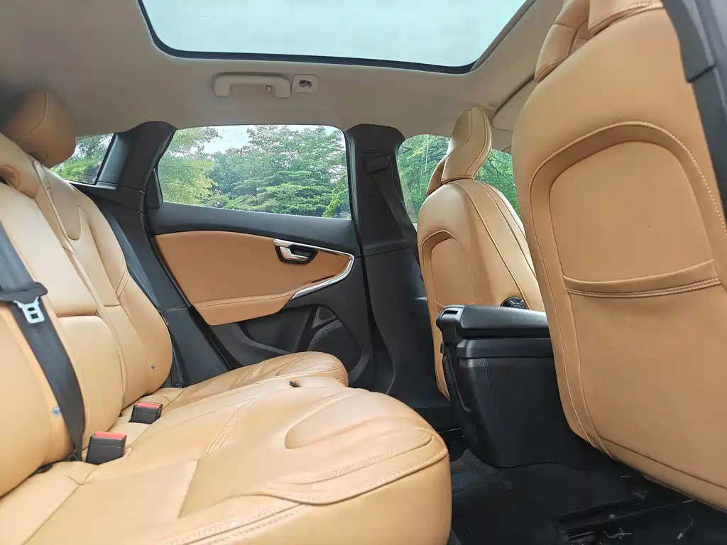 Volvo V40 2017 — фото 16