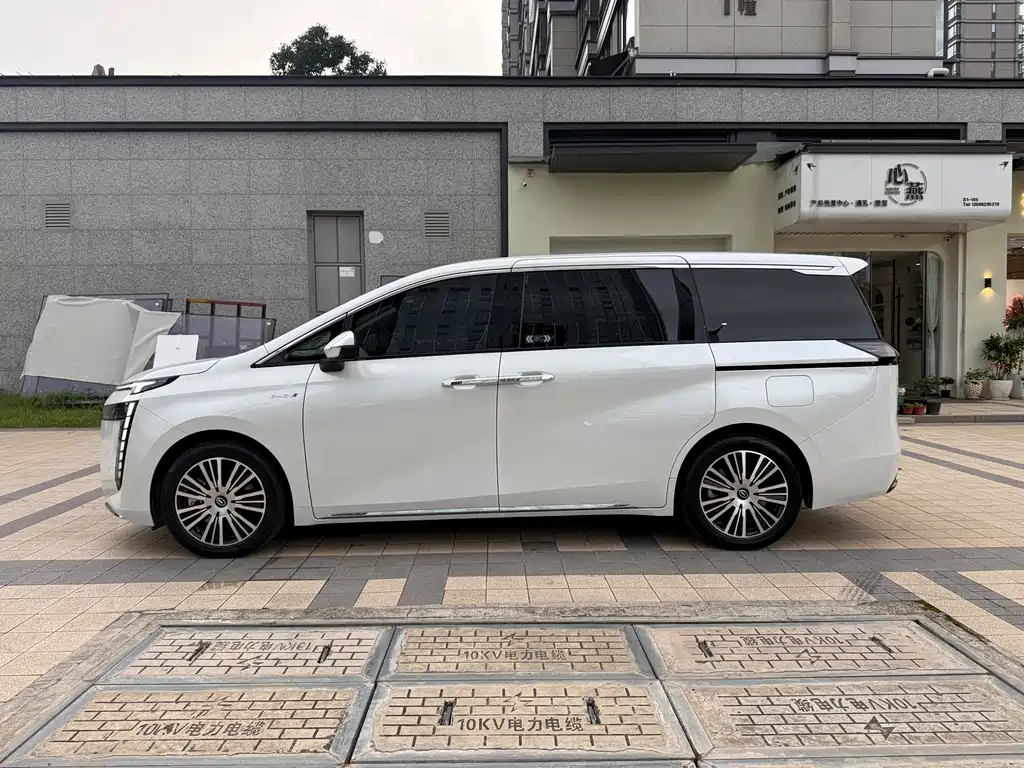 GAC Motor E8 PHEV 2025 — фото 16