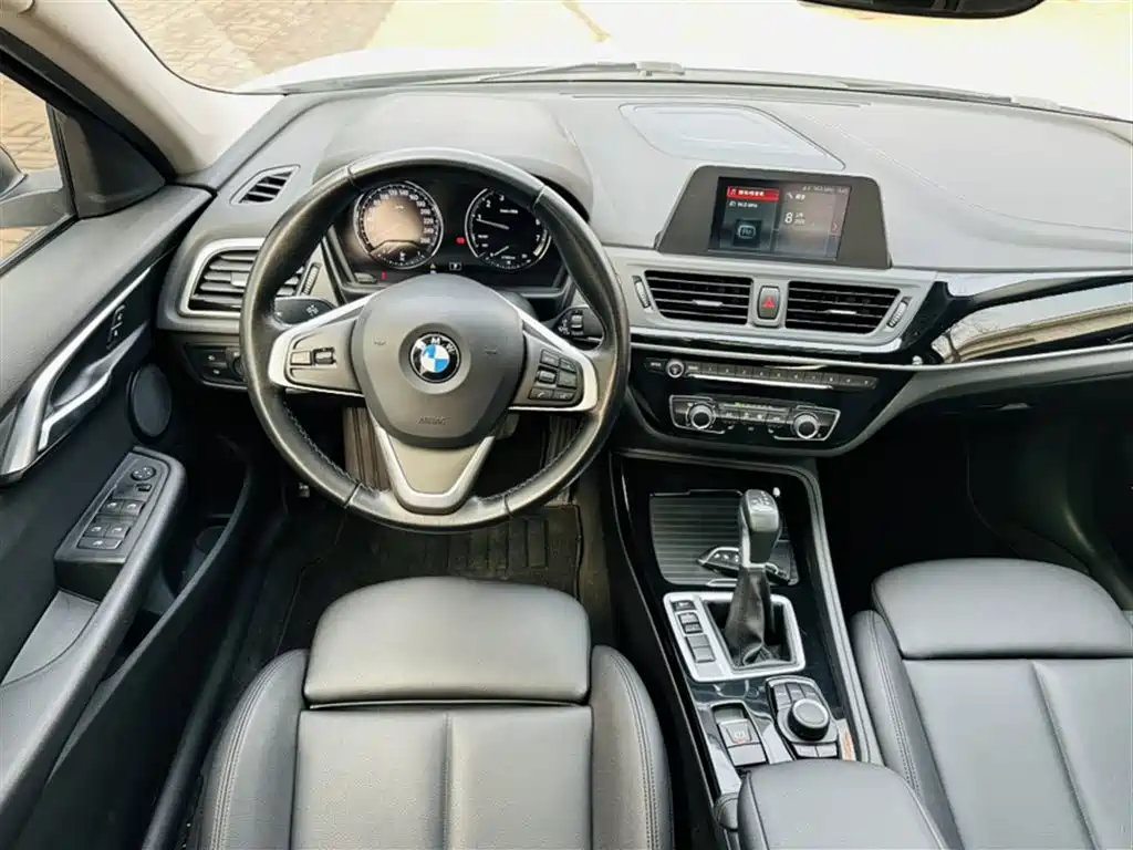 BMW 1 Series 2018 — фото 17