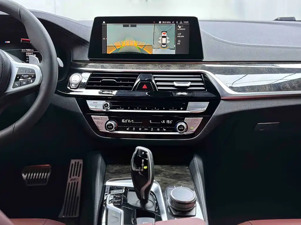 BMW 5 Series 2019 — фото 10