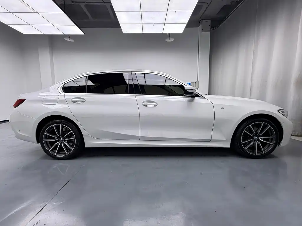 BMW 3 Series 2019 — фото 21