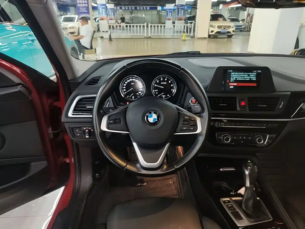 BMW 1 Series 2018 — фото 11