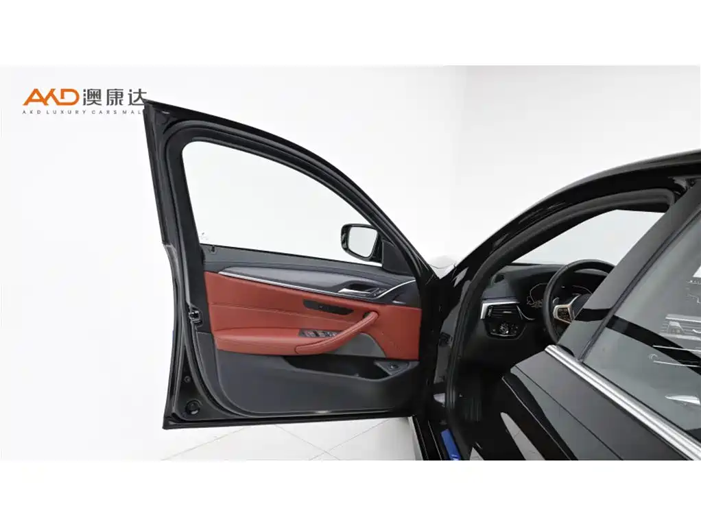 BMW 5 Series 2021 — фото 10